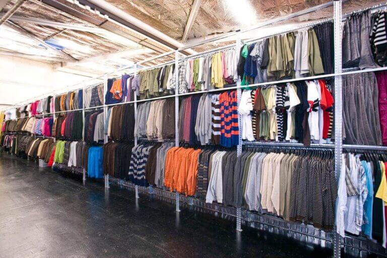 regały na odzież używaną