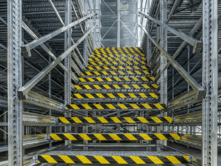 Schody do antresoli magazynowej