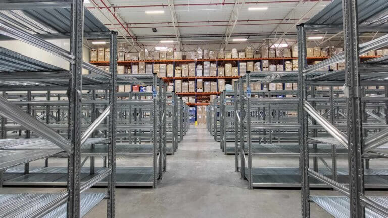 Regały magazynowe dla magazynów e-commerce