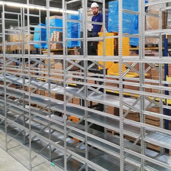 Regały półkowe wysokiego składowania